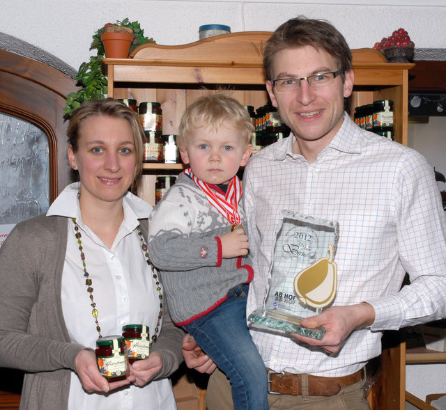 Karin Parzmair-Ratzinger, ihr Mann Franz Ratzinger und Sohn Maximilian sind stolz auf ihre ausgezeichneten Produkte.
