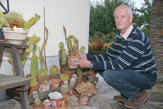Karl Kaiser ist auch begeisterter Kakteenzüchter. Viele Exponate hat er von seinen Reisen mitgebracht. | Foto: Helmut Eder