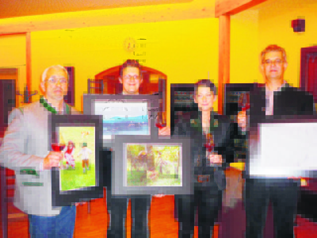 So sehen unsere Sieger aus: Rupert Pelzmann, Martin Egger, Irene Prosinger und Kurt Strohmeier mit ihren Siegerfotos. MS