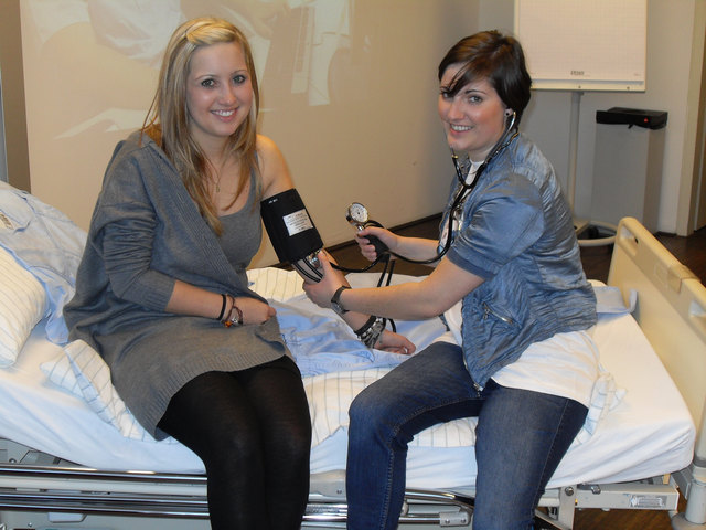 Die Gesundheits- und Krankenpflege-Studentinnen Carina Heigl und Michaela Obauer üben schon mal für den Ernstfall das Blutdruckmessen.