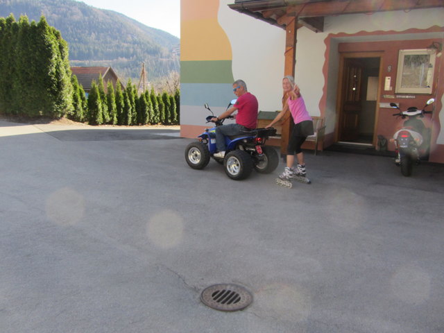 servus Mirjam..wir drehn mal eine Runde durch den Ort...sind bald wieder zurück. Gib Gas Martin..ich bin bereit.