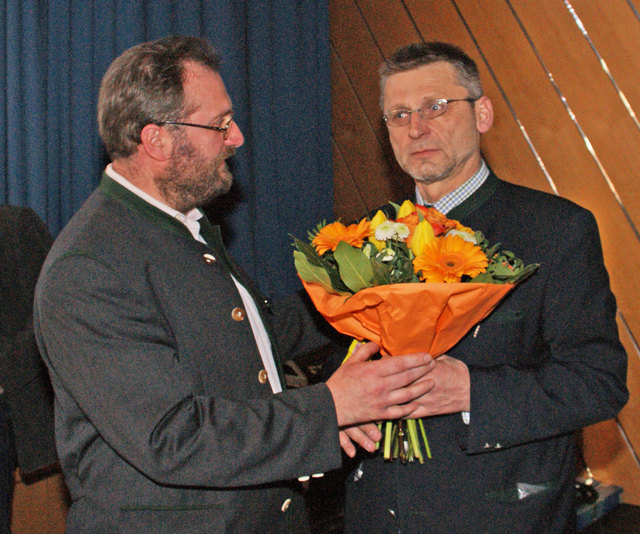 Der unter Druck geratene bisherige Obmann Karl Erlach (l.) gratuliert seinem Nachfolger Otto Gasselich. Foto: Bezirksblätter/Pelz