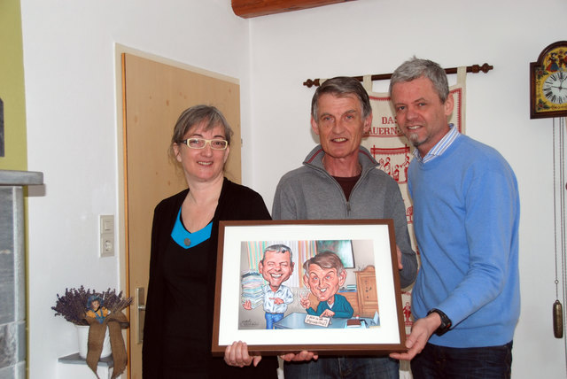 Claudia Woldan, Rupert Höglinger und Franz Kaiser beehrten Rupert Höglinger mit einer Karikatur. | Foto: privat