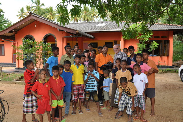 Peter Kowal mt dem Kameramann des Sri Lank-TV-Team und den Waisenkindern von Payagala