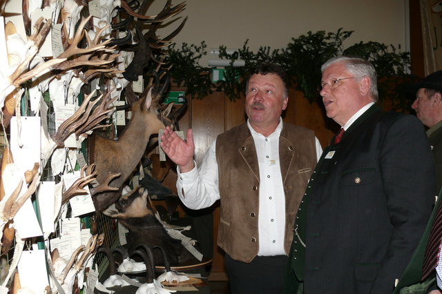 Reinhard Otter (li.) führt Landesjägermeister Heinz Gach durch die Trophäenschau im Rahmen des Bezirksjägertages in Weiz.