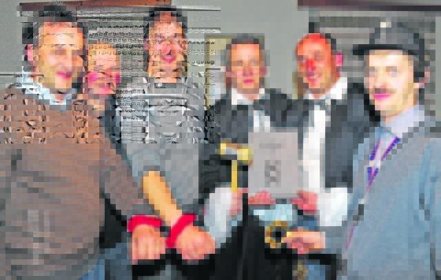 Angeklagt: Erwin Wigoschnig (l.) & Wolfgang Avar (3. v. l.) mit Wirt Thomas Uschounig (2. v. l.)