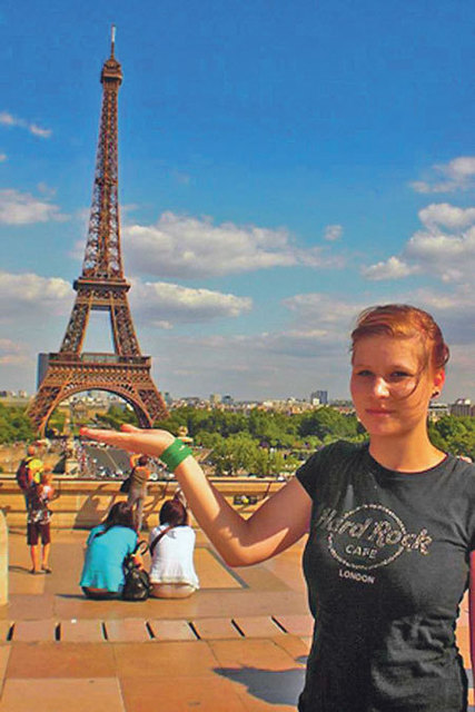 Ohne sprachliche Barrieren: Eva Klampfer aus Edelsbach hat dem Eiffelturm in Paris schon einen Besuch abgestattet.