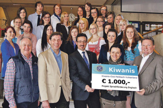Reisegeld von Kiwanis für die HLW: Peter Scharmer, Wilhelm Mitsche, Hans-Peter Rossmann, Doris Erber und Richard Posch (v.l.).