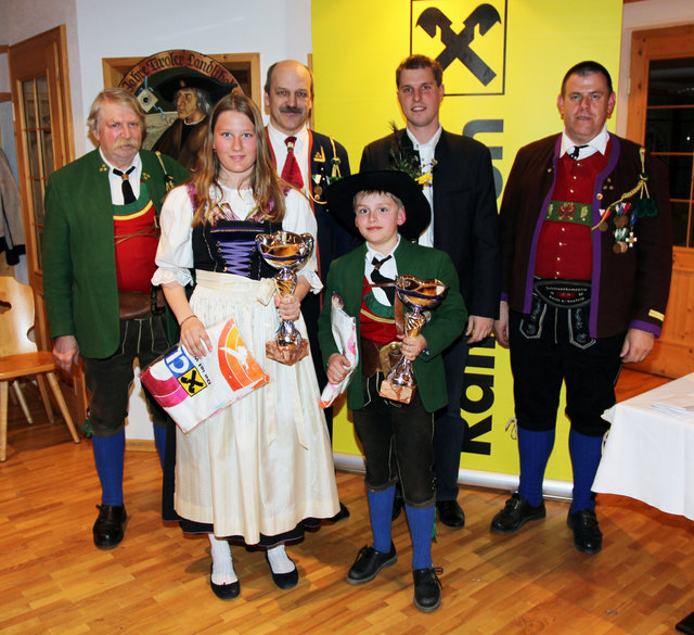Tagessieger bei der Jugend: Marketenderin Elisabeth Gassler von der Kompanie Reith (126 Ringe) und Leo Grillhösl von der Kompanie Telfs (144 Ringe).