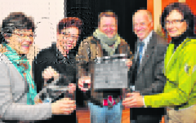 Prost: die Carnica Region-Mitarbeiterinnen Heidi Kilian, Ingeborg Schönherr & Sissi Wutte (v. l.) mit Ferdinand Macek und Ingo Appé