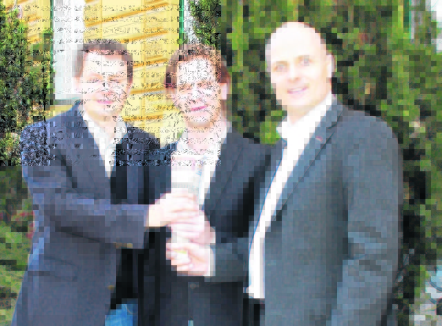 WOCHE-Führungsteam: Geschäftsführer Robert Mack (r.), Gerd Leitner wird Chefredakteur, Uwe Sommersguter (l.) bleibt Prokurist