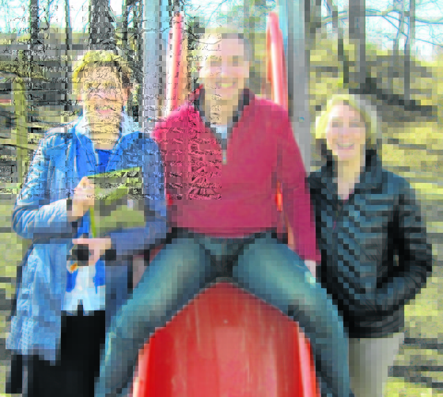 Der Brückenschlag im SOS Kinderdorf in Mooburg: Richard Oswald mit Maria Theresia Unterlercher und Initiatorin Iris Straßer
