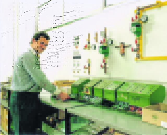 Im Jahr 1992 startete Robert Kanduth sein Unternehmen – es hieß damals „Kanduth – Energie – Technik – Umwelt“ in einer Garage. Der Chef selbst legte in der Produktion von Sonnenkollektoren Hand an.
Heute, zwei Jahrzehnte später, gibt die gesamte Firmengruppe auf dem St. Veiter Standort 500 Menschen Arbeit und ist Marktführer in Europa. Kanduth möchte die Marktanteile weiter ausbauen.
