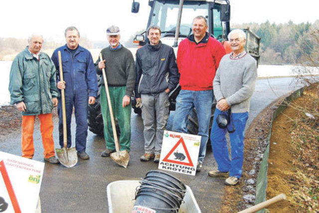 Das Team der Berg- und Naturwacht errichtete an den Straßenrändern Krötenzäune und rettet so Hunderten Tieren das Leben