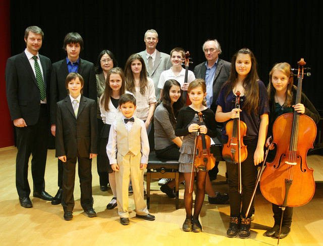 Musikschuldirektor Josef Bratl mit den erfolgreichen SchülerInnen der Musikschule Weiz und ihren Lehrern.