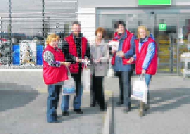 ÖGB-Regionalsekretär Walter Neuhold und ÖGB-Funktionärinnen machten auf Ungerechtigkeiten aufmerksam. Foto: KK