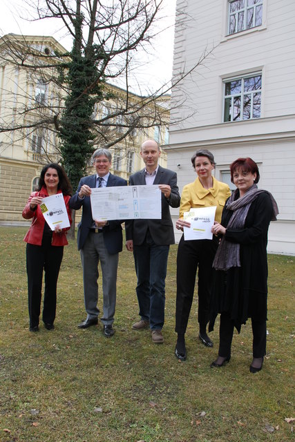 LHStv. Peter Kaiser präsentiert den Suchthilfe-Kompass mit Dr. Renate Clemens-Marinschek (Sonderkrankenhaus de La Tour), Dr. Christoph Schneidergruber (Sprecher Suchtbeirat), Dr. Barbara Drobesch (Landesstelle Suchtprävention) und Mag. Bettina Quantschnig (Spielsuchtambulanz Villach)