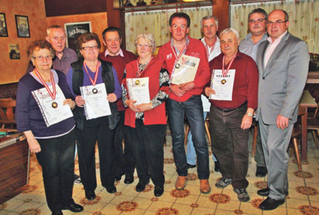 Die Sieger des Arbö-Kegelwettkampfs mit ihren Urkunden. Es gratulierte St. Stefans Vizebürgermeister Helmut Triebl (r.).