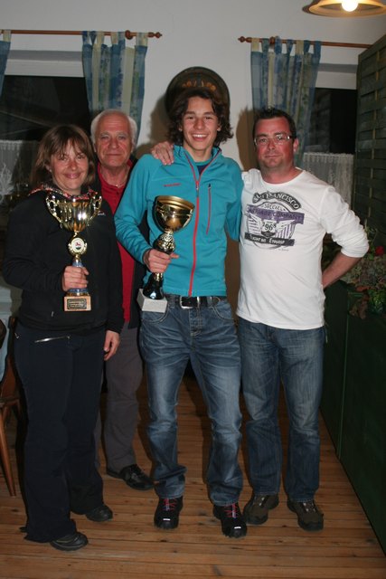 Sarah Hagmüller, Obmann Josef Brameshuber, Julian Matz und Trainer Robert Althuber (von links). | Foto: Privat