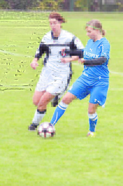 Zweikampf: Jasmin Pistotnik (rechts)
ist eine der Stützen des FC Feldkirchen. Von ihrer Erfahrung sollen im Frühjahr die Talente profitieren