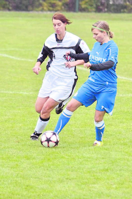 Zweikampf: Jasmin Pistotnik (rechts)
ist eine der Stützen des FC Feldkirchen. Von ihrer Erfahrung sollen im Frühjahr die Talente profitieren | Foto: FCF