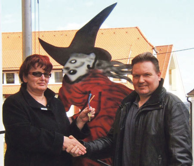 Schlüsselübergabe beim Riegersburger Hexenladen. Richard Posch beerbt Irene Schwab.