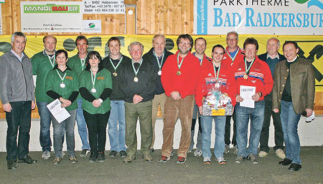 Strahlende Gesichter bei den Siegern und Veranstaltern des Dorf- und Betriebscups in Halbenrain. 25 Teams nahmen teil.