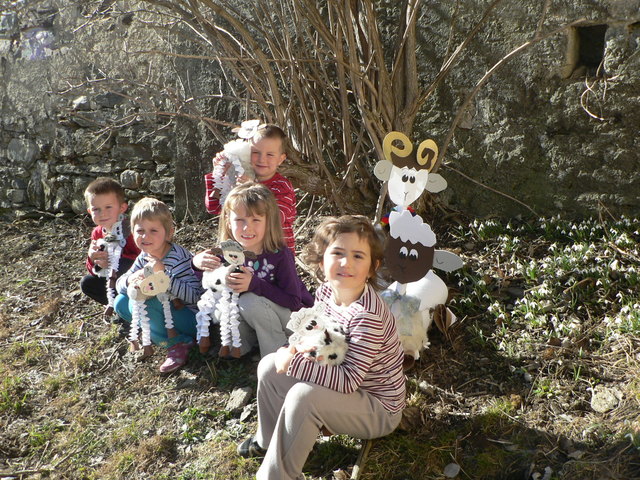 v.l. Daniel, Marie, Christoph, Elena und Daria mit ihren " Lamplen "