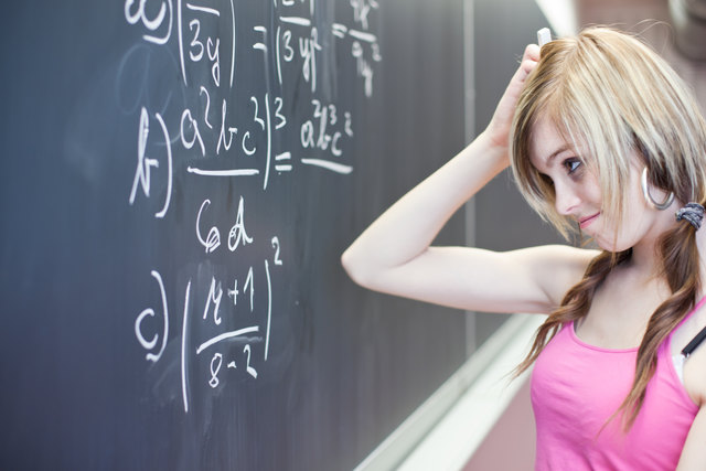 Im Unterrichtsfach Mathematik gibt es für die Schüler neue Herausforderungen. | Foto: Fotolia/lightpoet