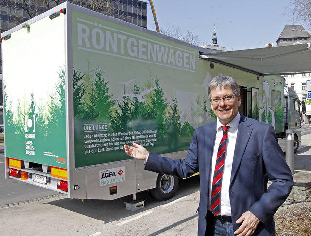 LHStv. Peter Kaiser präsentiert den neuen Röntgenwagen des Landes Kärnten, das „Lungi-Mobil“. „Damit sind wir in der Lage, die Gesundheit aller in Kärnten lebenden Menschen noch besser zu schützen und stellen der Bevölkerung die modernste Medizintechnik im mobilen Einsatz zur Verfügung. Kärnten zählt damit zu den Bundesländern mit der modernsten Ausstattung bei der Tuberkulosevorsorge“