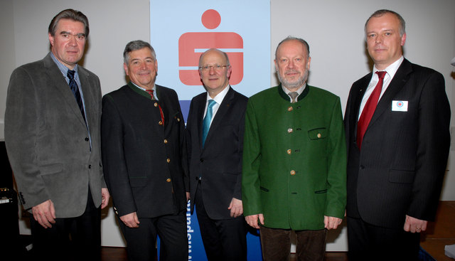 Sparkassen-Eröffnung im Seepark (v.l.): Bürgermeister Gerhard Gründl, Regionalleiter Günter Cerny, Vorstandsdirektor Michael Rockenschaub, Erich Kaniak und Filialleiter Franz Köck.