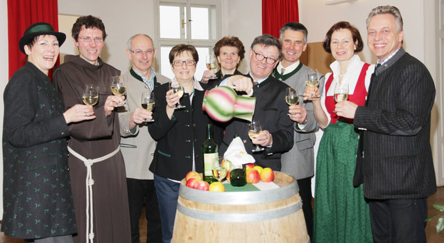 Bürgermeister Stefan Karlinger, Familie Groschupfer, Familie Zittmayr, Karin Mayr, Pater Martin und Gaby Pils (v. r. n. l.) | Foto: www.werfotografiert.at