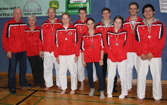 Siegerbild in den neuen Trainingsanzügen:
v.l.n.r.: Trainer Ignac Hizman, Obfrau Spomenka Hizman, Georg Novak, Katharina Hantich, Raphael Pap, Katharina Bruckner, Felix Gludowatz, Annika Pap, Thomas Nemeth und Franz Keindl | Foto: JJ Jawara Moosbrunn