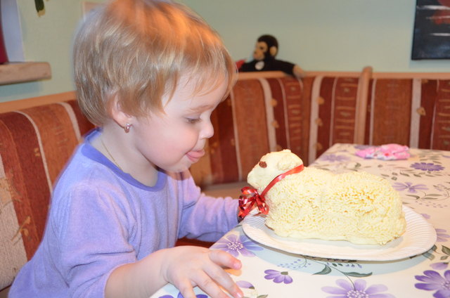 ...da Ylvie so gerne Oma´s selbstgemachte Butter mag, gibt es extra vor den Ostern ein Butterlamm...zum ablecken lecker...