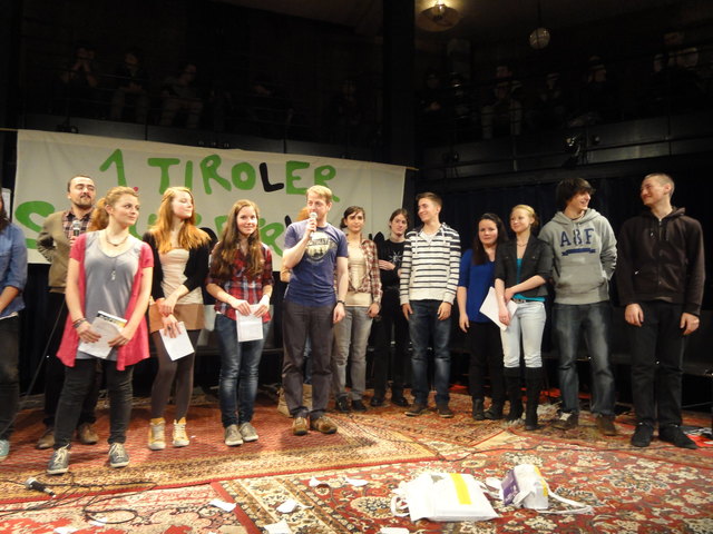 Im Treibhaus: Die TeilnehmerInnen des Poetry Slam mit den Moderatoren Der Koschuh und Martin Fritz | Foto: HLFS Kematen