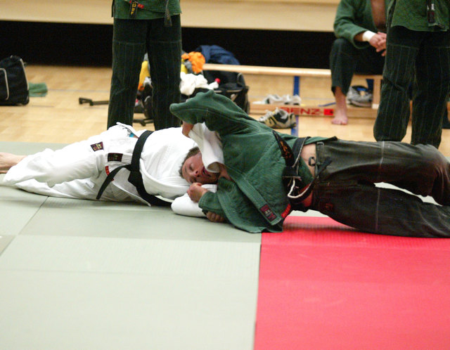 Ivo Pasolli (grün) holte einen von zwei Siegen für die Wattener Judoka gegen den Meister. | Foto: TJV