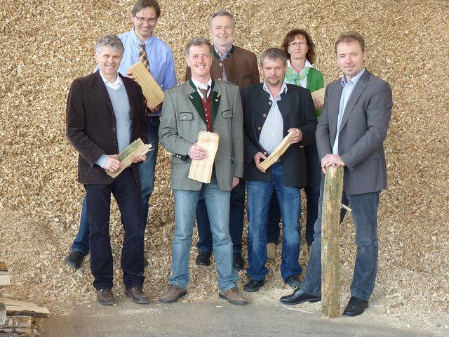 Bgm. Glettler von St. Margarethen/R. (Mitte hi.), mit einer Abordnung des Waldverbandes Weiz und Initiatoren des sozialen Biomassehofes.