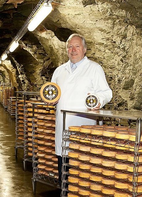 Franz Möstl mit seinem Goldkäse, dem Bellino Schafkäse im Arzberger Käsestollen.