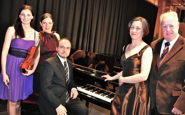 Klassisch: M. B. Salcher, E. & A. Kallos, K. Krisper und Kulturring-Obm. Rainer Adamik (v. l.) | Foto: KK