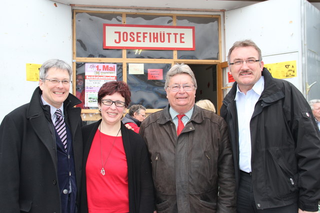 SPÖ-Vorsitzender LHStv. Peter Kaiser besuchte den Josefimarkt am Eberndorf. Da durfte ein Zwischenstopp bei der Josefihütte gemeinsam mit BgM. Gottfried Wedenig und LAbg. Jakob Strauss natürlich nicht fehlen.