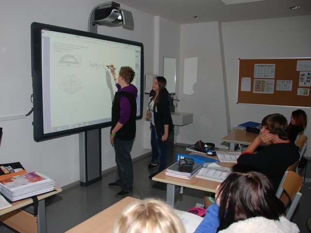 In allen Klassen der PTS St. Johann wurden die alten grünen Schultafeln durch Aktivboards mit den neuesten Technologien ersetzt | Foto: PTS St. Johann, Dir. Hans Edenhauser