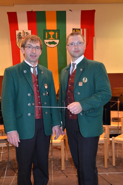 Ehrenkapellmeister Friedrich Öller (links) und der neue Kapellmeister Josef Gschwandtner bei der Taktstockübergabe. | Foto: Privat