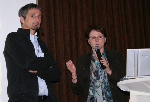 Umweltmediziner Hans-Peter Hutter mit Maria Marchsteiner von der „Initiative um Ortsbild und Gesundheit in Inzersdorf“
