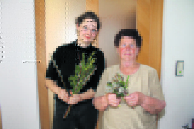 Das Binden von Palmbuschen hat in ihrer Familie eine langjährige Tradition: Carmen Komar (links) mit Angela Stuler