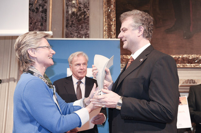 Claudia Schmied gratuliert dem Preisträger Dietmar Chodura. Im Hintergrund: Veit Sorger, Industriellenvereinigung. | Foto: Andi Bruckner