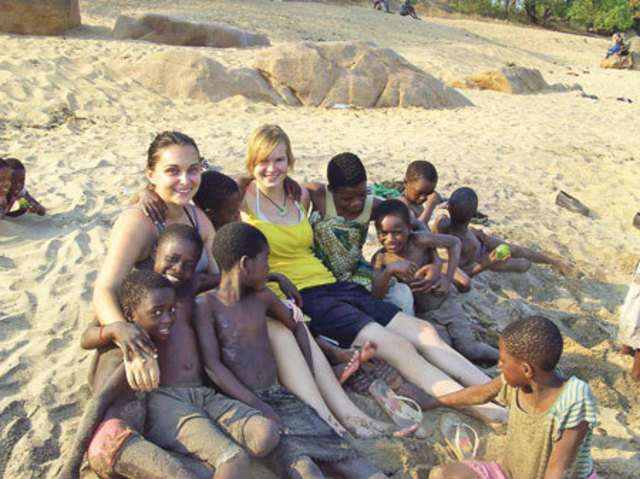 Die Kinder haben Sarah (r.)und Karina schon längst ins Herz geschlossen. | Foto: Seicht