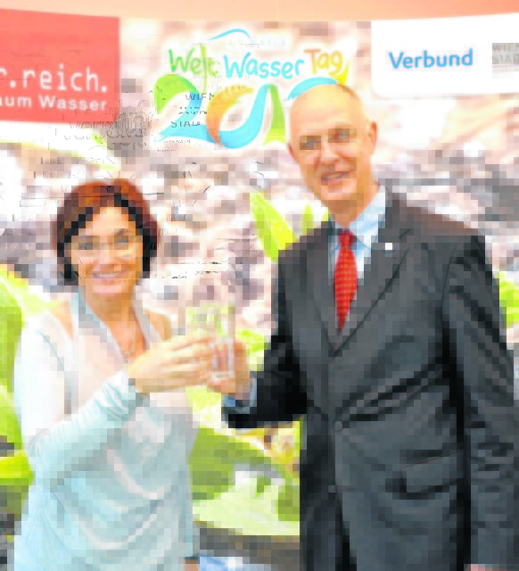 Stoßen auf die sieben neuen Wasser-Projektorte an: Beate Prettner und Kurt Rohner