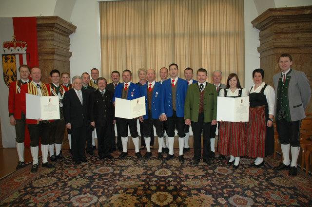 Die ausgezeichneten Musikkapellen aus dem Bezirk Ried im Innkreis mit OÖBV-Vizepräsident Konsulent Hubert Igelsböck (links) und Landeshauptmann Dr. Josef Pühringer | Foto: Karl Schwandtner