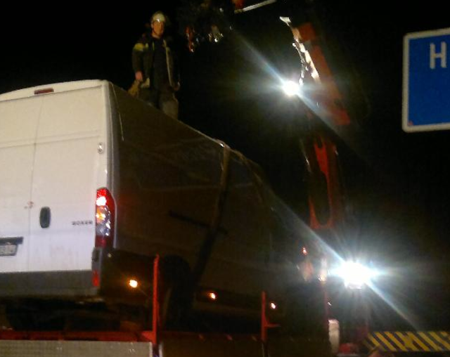 Die Höhe des Kleintransporters erschwerte den Abtransport des Wracks. | Foto: FF Neulengbach-Stadt