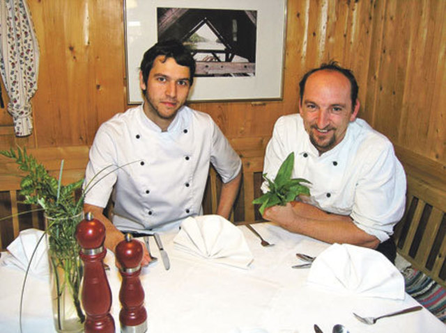 Sie kochen am Mühlenhof auf: Günter Zach (r.) und Christian Seidl haben derzeit den schmackhaften Bärlauch im kulinarischen Fokus.